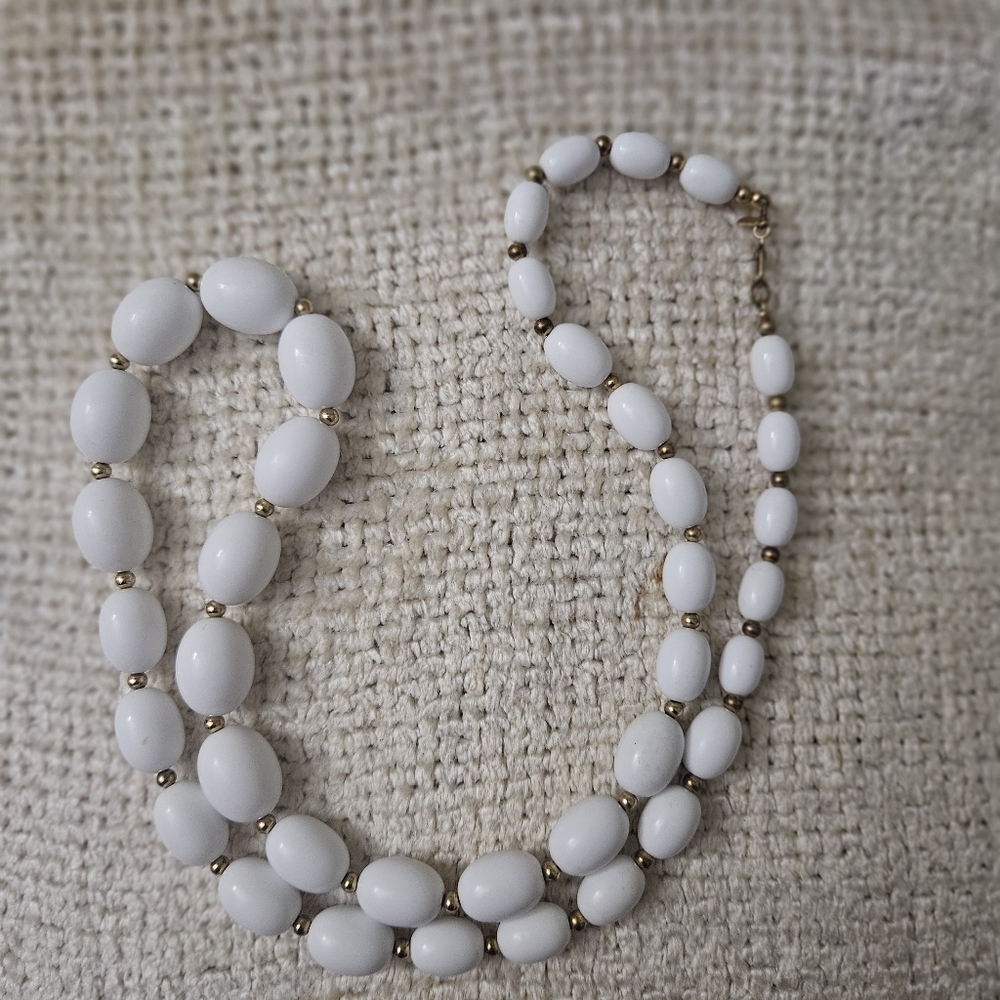 Monet Necklace in White Ànd Gold. Vintage
